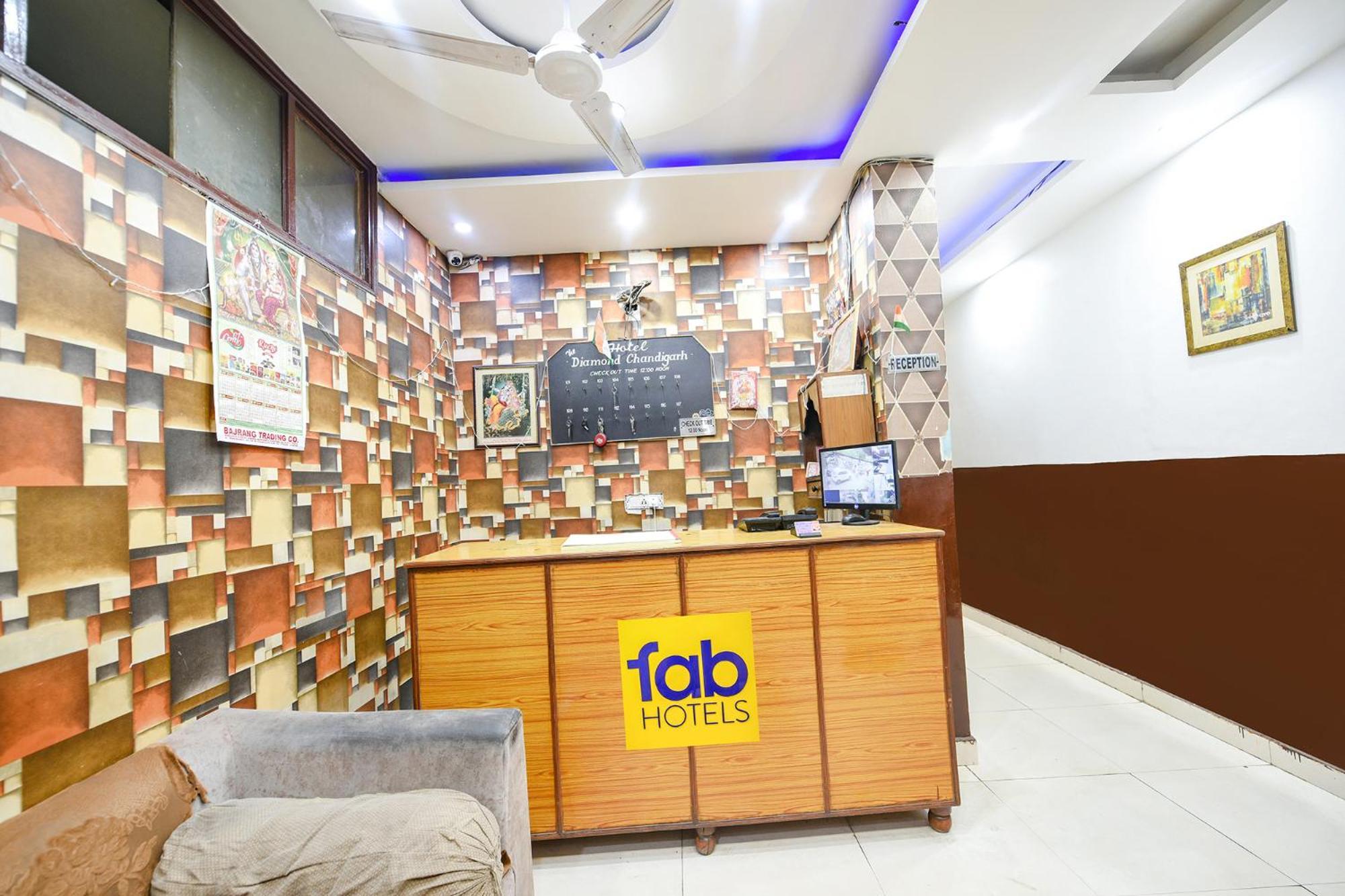 ホテル Fabexpress Diamond Sec 45 Chandīgarh エクステリア 写真